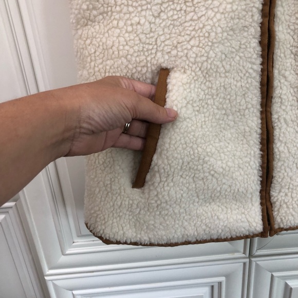 🥳HOST PICK🥳 NWT Old Navy women’s Sherpa vest - Picture 6 of 12
